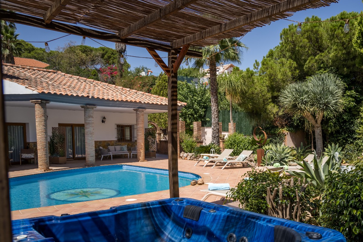 luxury pool M&aacute;laga by Villa Alegria M&aacute;laga